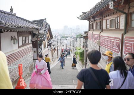 Oktober 2024. Öffentliche Straßen rund um Gyedong-gil, Jongno District, Seoul, Südkorea. Stockfoto
