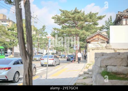 Oktober 2024. Öffentliche Straßen rund um Gyedong-gil, Jongno District, Seoul, Südkorea. Stockfoto