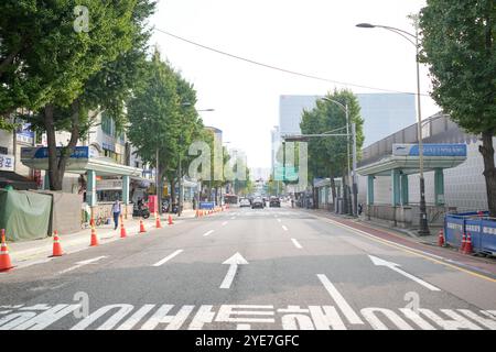 Öffentliche Straßen rund um Changgyeonggung-RO, Jongno-gu, Seoul, Südkorea gegen Mittag am 11. Oktober 2024. Stockfoto