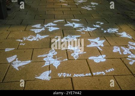 Öffentliche Straßen um Changgyeonggung-RO, Jongno-gu, Seoul, Südkorea in der Nacht des 11. Oktober 2024. Stockfoto