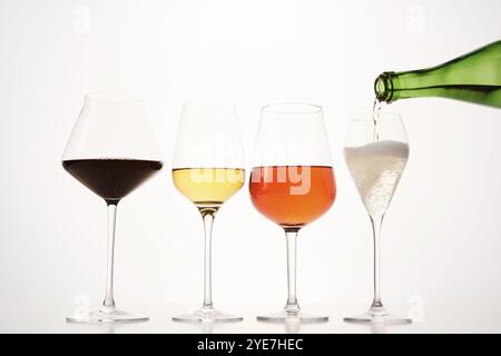 Weinsortiment in Gläsern Rot, weiß, Rose, Champagner. Stockfoto