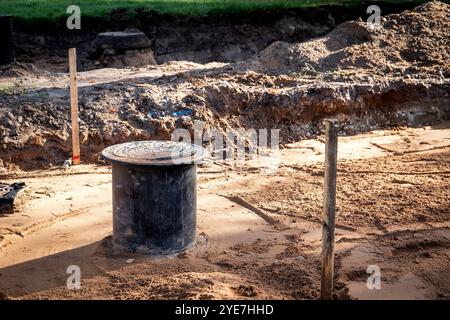 Kanalisation und Leitungen, unterirdische Kommunikation. Straßenreparatur. Stockfoto