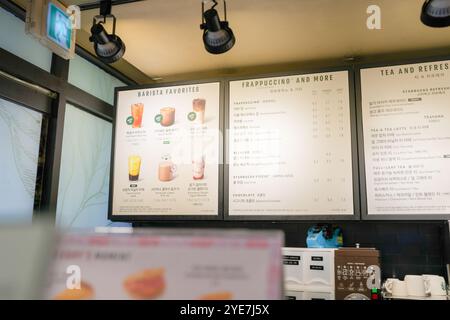 Am Morgen des 12. Oktober 2024 befindet sich Starbucks in Changgyeonggung-RO, Jongno-gu, Seoul, Südkorea. Stockfoto