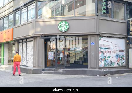 Am Morgen des 12. Oktober 2024 befindet sich Starbucks in Changgyeonggung-RO, Jongno-gu, Seoul, Südkorea. Stockfoto