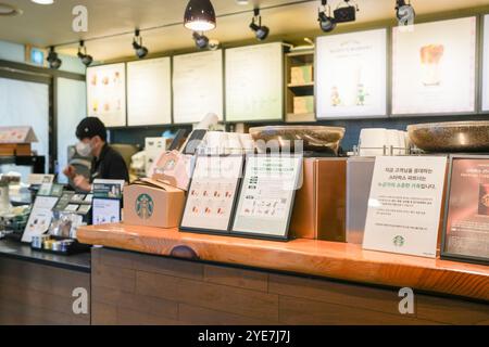 Am Morgen des 12. Oktober 2024 befindet sich Starbucks in Changgyeonggung-RO, Jongno-gu, Seoul, Südkorea. Stockfoto