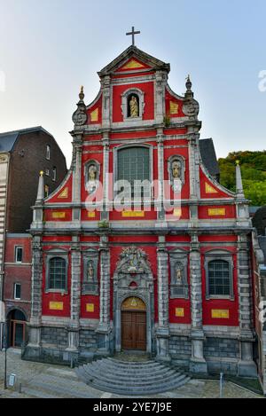 Atemberaubende rote Fassade der Kirche unserer Lieben Frau von der unbefleckten Empfängnis, fotografiert vom Dachboden in einem Hotel auf der anderen Straßenseite in Lüttich, Belgien Stockfoto