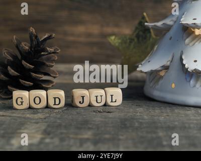 Skandinavische frohe Weihnachten mit Holzblöcken und der Aufschrift Gott Jul Stockfoto