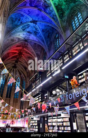 Das Innere des Buchhandels Dominicanen befindet sich in einer umgebauten mittelalterlichen Kirche. Maastricht, Niederlande. Einer der schönsten Buchhandlungen der Welt. Stockfoto