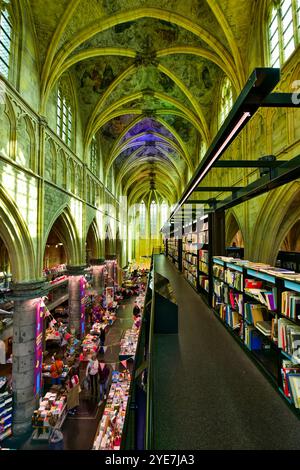 Das Innere des Buchhandels Dominicanen befindet sich in einer umgebauten mittelalterlichen Kirche. Maastricht, Niederlande. Einer der schönsten Buchhandlungen der Welt. Stockfoto