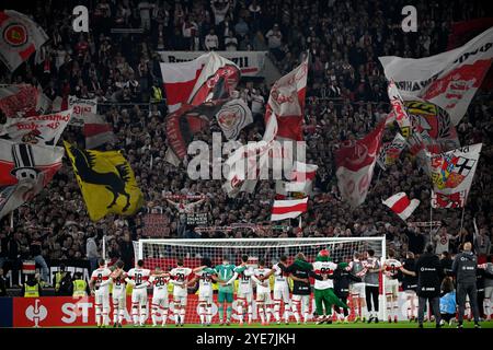 Nach Spielende: Stuttgarter Spieler lassen sich in der Fanblock, Fans, Fankurve, Flaggen, Fahnen, Stimmung, stimmungsvoll Cannstatter Kurve feiert Schlussjubel, Freude, Glueck, Jubel VfB Stuttgart vs. 1. FC KAISERSLAUTERN FCK DFB-POKAL ZWEITE RUNDE 29.10.2024 DFL-VORSCHRIFTEN VERBIETEN DIE VERWENDUNG VON FOTOS ALS BILDSEQUENZEN UND/ODER QUASI-VIDEO Stockfoto