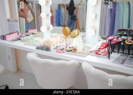 Am Morgen des 12. Oktober 2024 ist Hanbok-Verleihladen beliebt auf SNS in Bukchon-RO, Jongno District, Seoul, Südkorea. Stockfoto