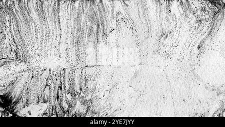 Abstrakter Hintergrund. Verschiedene Grautöne und Unschärfe auf weiß. Gelegentliche Spritzer Schwarz. Marmor. Unterschiedliche Texturen. Viele Punkte. Unschärfe Stockfoto