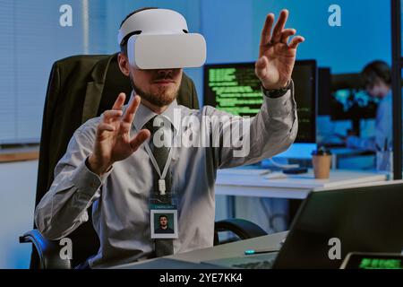 Mann mit VR-Headset bei der Arbeit im Büro Stockfoto