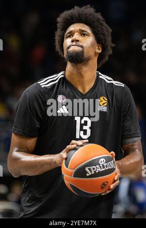 Berlin, Deutschland. Oktober 2024. Kevarrius Hayes (13) von Paris Basketball wärmt sich vor dem Basketballspiel der Turkish Airlines EuroLeague zwischen ALBA Berlin und Paris Basketball in der Uber Arena in Berlin auf. Quelle: Gonzales Photo/Alamy Live News Stockfoto