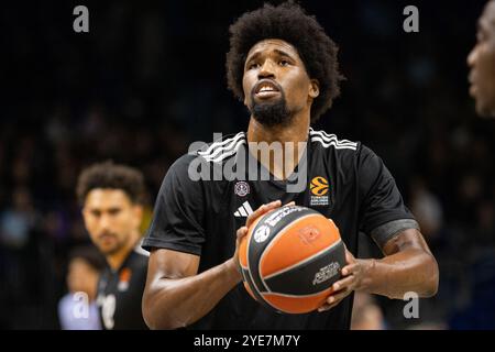 Berlin, Deutschland. Oktober 2024. Kevarrius Hayes (13) von Paris Basketball wärmt sich vor dem Basketballspiel der Turkish Airlines EuroLeague zwischen ALBA Berlin und Paris Basketball in der Uber Arena in Berlin auf. Quelle: Gonzales Photo/Alamy Live News Stockfoto