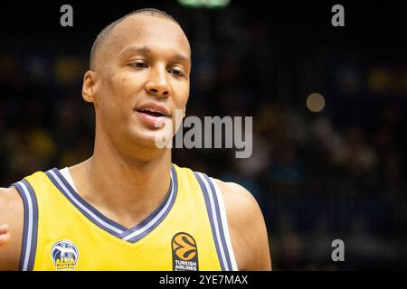 Berlin, Deutschland. Oktober 2024. Louis Olinde von ALBA Berlin wurde während des Basketballspiels der Turkish Airlines EuroLeague zwischen ALBA Berlin und Paris Basketball in der Uber Arena in Berlin gesehen. Quelle: Gonzales Photo/Alamy Live News Stockfoto