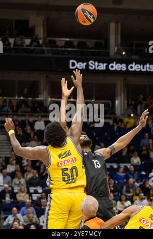 Berlin, Deutschland. Oktober 2024. Trevion Williams (50) von ALBA Berlin begrüßt Kevarrius Hayes (13) von Paris Basketball, der während des Turkish Airlines EuroLeague Basketballspiels zwischen ALBA Berlin und Paris Basketball in der Uber Arena in Berlin zu sehen war. Quelle: Gonzales Photo/Alamy Live News Stockfoto