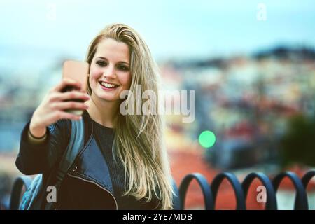 Stadt, Happy und Frau mit Selfie für Reisegedächtnisse, Blog oder Social Media-Beiträge online. Lächeln, Influencer und weibliche Person mit Foto Bild Stockfoto