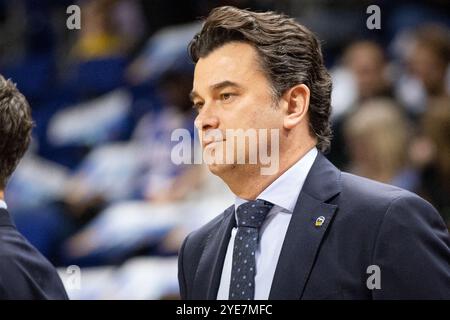 Berlin, Deutschland. Oktober 2024. Cheftrainer Israel Gonzalez von ALBA Berlin, der während des Basketballspiels der Turkish Airlines EuroLeague zwischen ALBA Berlin und Paris Basketball in der Uber Arena in Berlin zu sehen war. Quelle: Gonzales Photo/Alamy Live News Stockfoto