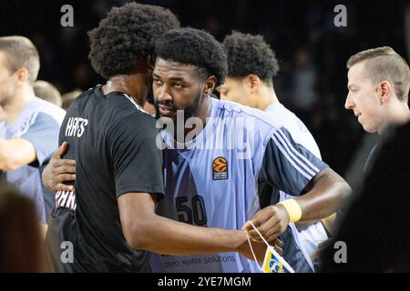 Berlin, Deutschland. Oktober 2024. Trevion Williams (50) von ALBA Berlin begrüßt Kevarrius Hayes (13) von Paris Basketball vor dem Turkish Airlines EuroLeague Basketball-Spiel zwischen ALBA Berlin und Paris Basketball in der Uber Arena in Berlin. Quelle: Gonzales Photo/Alamy Live News Stockfoto