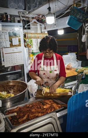 Koreanische Frau, die traditionelles koreanisches Gericht Kimchi auf dem Markt in Seoul, Südkorea, zubereitet Stockfoto