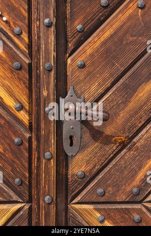 Detail eines alten Griffs an einer alten Holztür Stockfoto