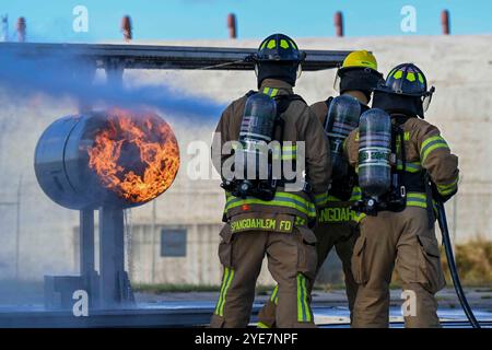 Feuerwehrleute der US-Luftwaffe der 52nd Civil Engineer Squadron löschen ein Feuer während eines Feuerwehrtrainings auf der Luftwaffenbasis Spangdahlem, Deutschland, Oktober Stockfoto