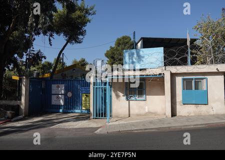 Jerusalem, Israel. 30. Oktober 2024. Abgebildet ist das Westjordanland und das Jerusalem-Außenbüro des Hilfswerks der Vereinten Nationen für palästinensische Flüchtlinge im Nahen Osten (UNRWA). Am Montag, dem 28. Oktober 2024, verabschiedete das israelische parlament ein Gesetz, das dem UNRWA untersagt, auf israelischem Gebiet tätig zu werden. Die Abstimmung trennt die Beziehungen zur UN-Agentur, entzieht ihr rechtliche Immunitäten und schränkt ihre Fähigkeit ein, Palästinenser in der Region zu unterstützen. Israel behauptet, dass die UNRWA an den Angriffen der Hamas auf Israel am 7. Oktober 2023 beteiligt gewesen sei, dass ihre Mitarbeiter aktiv an dem Angriff beteiligt seien Stockfoto