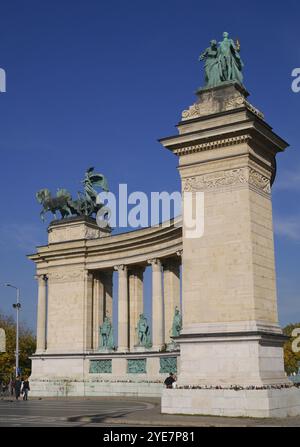 Statuen ungarischer Könige auf der Kolonnade des Millenniums-Monuments, Hosok tere (Heldenplatz), Budapest, Ungarn Stockfoto