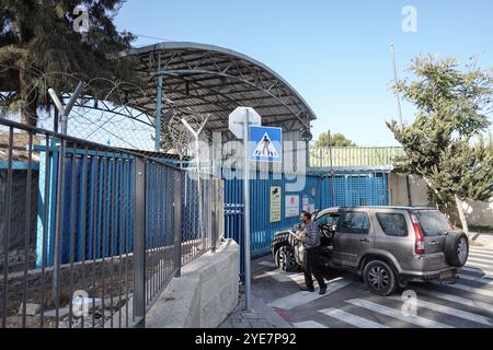 Jerusalem, Israel. 30. Oktober 2024. Abgebildet ist das Westjordanland und das Jerusalem-Außenbüro des Hilfswerks der Vereinten Nationen für palästinensische Flüchtlinge im Nahen Osten (UNRWA). Am Montag, dem 28. Oktober 2024, verabschiedete das israelische parlament ein Gesetz, das dem UNRWA untersagt, auf israelischem Gebiet tätig zu werden. Die Abstimmung trennt die Beziehungen zur UN-Agentur, entzieht ihr rechtliche Immunitäten und schränkt ihre Fähigkeit ein, Palästinenser in der Region zu unterstützen. Israel behauptet, dass die UNRWA an den Angriffen der Hamas auf Israel am 7. Oktober 2023 beteiligt gewesen sei, dass ihre Mitarbeiter aktiv an dem Angriff beteiligt seien Stockfoto