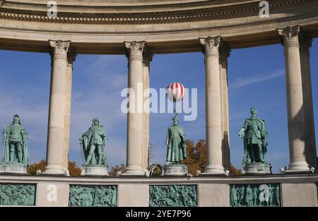 Statuen ungarischer Könige auf der Kolonnade des Millenniums-Monuments, Hosok tere (Heldenplatz), Budapest, Ungarn Stockfoto