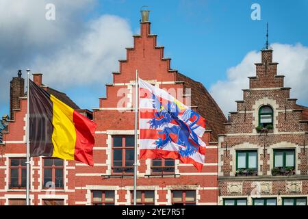 Flaggen von Belgien und der Stadt Brügge mit farbenfrohen Häusern am Brügge Markt, Belgien Stockfoto
