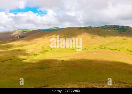 Blick auf die Highlands. Mäandern und Wiese auf dem Plateau tagsüber mit bewölktem Himmel. Persembe Yaylasi oder Persembe Plateau in der Türkei. Stockfoto