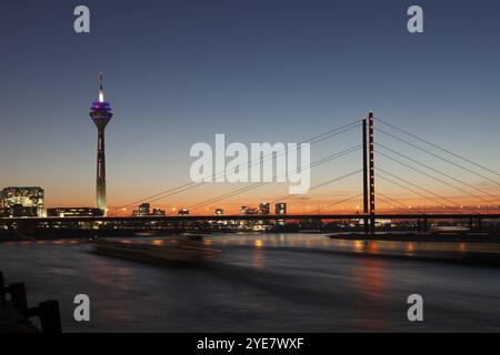 Sonnenuntergang am Rhein, Rheinkniebruecke und Rheinturm in Düsseldorf, NRW, Deutschland Stockfoto