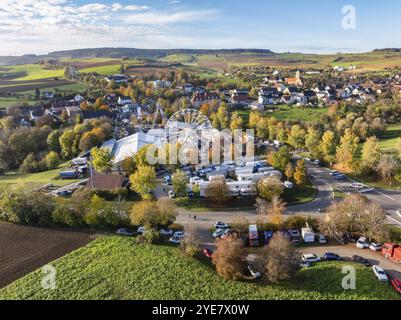 Aus der Vogelperspektive auf die Stadt Tengen, während des 734. Schaetzele Markts, eines der wichtigsten Volksfeste in Südbaden, Markt- und Vergnügungspark Stockfoto