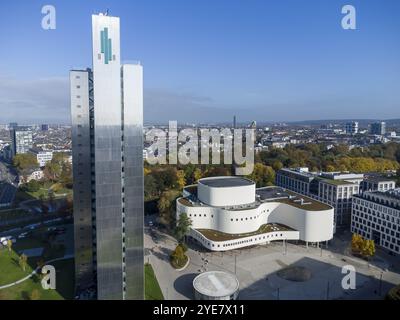 Gustaf-Gruendgens-Platz mit Schauspielhaus, Dreischeibenhaus, Drohnenaufnahme, Düsseldorf, NRW, Deutschland Stockfoto