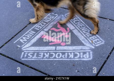 Warnung vor Taschendiebstahl, auf den Bürgersteig gesprüht, Aktion der Polizei Nordrhein-Westfalen, an besonders gefährdeten Stellen, wie hier bei Stockfoto