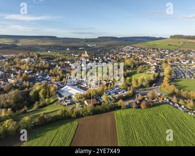 Aus der Vogelperspektive auf die Stadt Tengen, während des 734. Schaetzele Markts, eines der wichtigsten Volksfeste in Südbaden, Markt- und Vergnügungspark Stockfoto