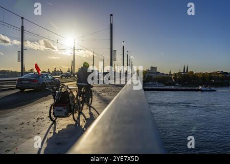 Der Verkehr auf der Kennedy-Brücke, Mitte der drei Rheinbrücken in Bonn, verbindet das Zentrum von Bonn mit dem Bezirk Beuel, Bundesstraße B56, Ampel Stockfoto