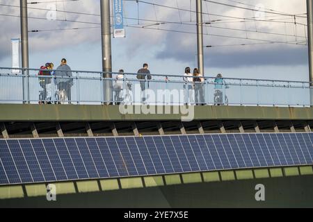 Die Kennedy-Brücke über den Rhein bei Bonn, die längste Brücke mit Solaranlage Deutschlands, sind im Süden über 390 Solarmodule montiert Stockfoto