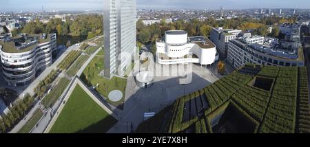 Gustaf-Gruendgens-Platz mit Schauspielhaus, Dreischeibenhaus und mit Hainbuchen begruenter Koe-Bogen-II, Drohnenaufnahme, Düsseldorf, NRW, Deutschlan Stockfoto