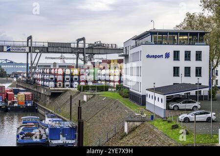 Hafen Duisburg Ruhrort, Containergutschiff wird be- und entladen bei DeCeTe, Duisburger Containerterminal, Duisport, Verwaltungsgebäude Stockfoto