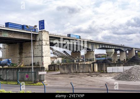 Die 1,8 km lange Berliner Brücke, Autobahn A59, über das Duisburger Hafengebiet, hat aufgrund verschiedener Schäden wie hai eine Restlebensdauer bis 2029 Stockfoto