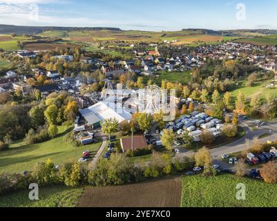 Aus der Vogelperspektive auf die Stadt Tengen, während des 734. Schaetzele Markts, eines der wichtigsten Volksfeste in Südbaden, Markt- und Vergnügungspark Stockfoto