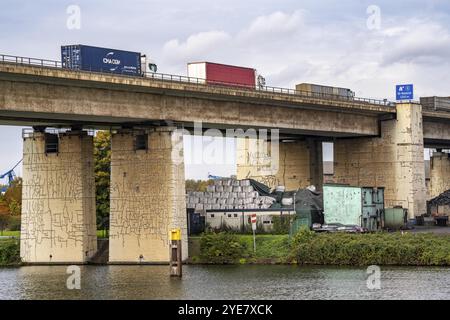 Die 1,8 km lange Berliner Brücke, Autobahn A59, über das Duisburger Hafengebiet, hat aufgrund verschiedener Schäden wie hai eine Restlebensdauer bis 2029 Stockfoto