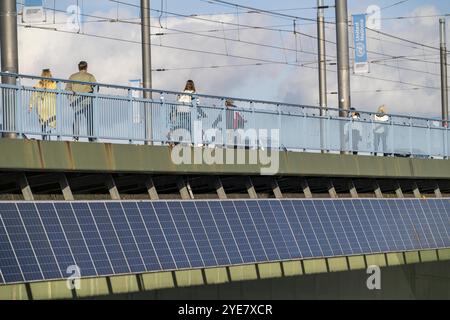 Die Kennedy-Brücke über den Rhein bei Bonn, die längste Brücke mit Solaranlage Deutschlands, sind im Süden über 390 Solarmodule montiert Stockfoto