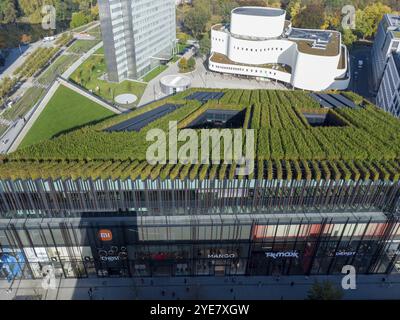 Gustaf-Gruendgens-Platz mit Schauspielhaus, Dreischeibenhaus und mit Hainbuchen begruenter Koe-Bogen-II, Drohnenaufnahme, Düsseldorf, NRW, Deutschlan Stockfoto