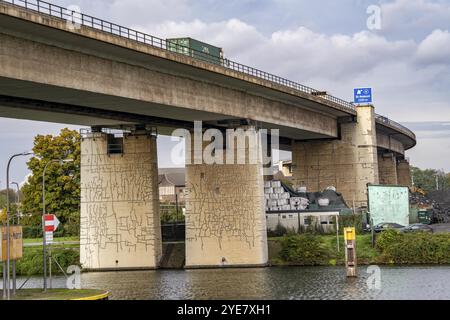 Die 1,8 km lange Berliner Brücke, Autobahn A59, über das Duisburger Hafengebiet, hat aufgrund verschiedener Schäden wie hai eine Restlebensdauer bis 2029 Stockfoto