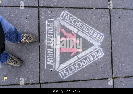 Warnung vor Taschendiebstahl, auf den Bürgersteig gesprüht, Aktion der Polizei Nordrhein-Westfalen, an besonders gefährdeten Stellen, wie hier bei Stockfoto