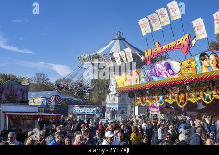 Menschenmenge auf dem Festplatz, Vergnügungspark, Vergnügungspark, Fahrgeschäften auf dem traditionellen Schaetzelemarkt in Tengen, Hegau, Stadtteil Cons Stockfoto